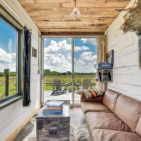 Flophouze Shipping Container Hotel Round Top Экстерьер фото
