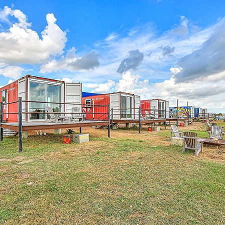 Flophouze Shipping Container Hotel Round Top Экстерьер фото