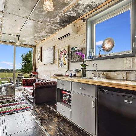 Flophouze Shipping Container Hotel Round Top Экстерьер фото