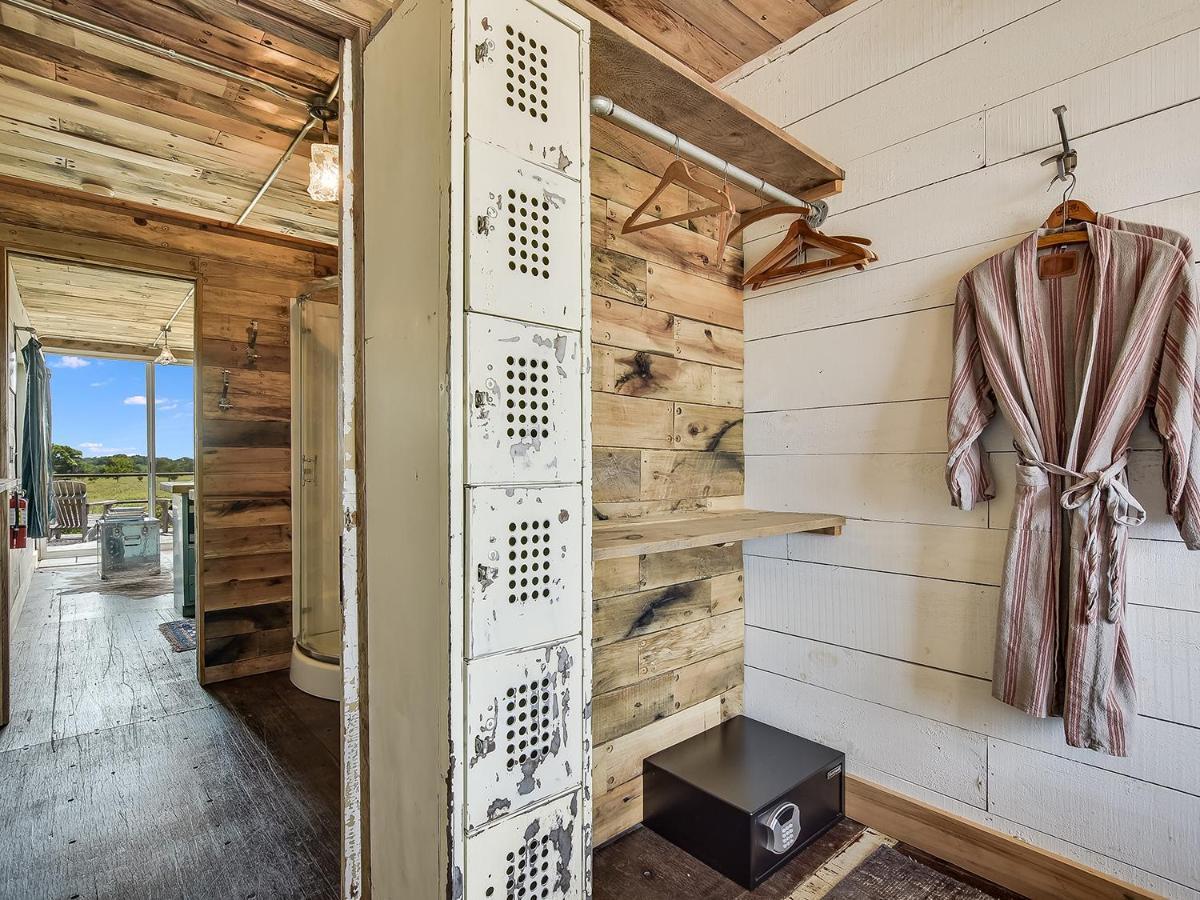 Flophouze Shipping Container Hotel Round Top Экстерьер фото