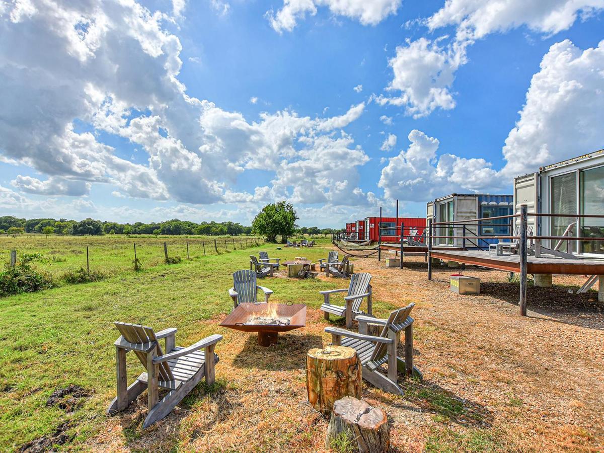 Flophouze Shipping Container Hotel Round Top Экстерьер фото