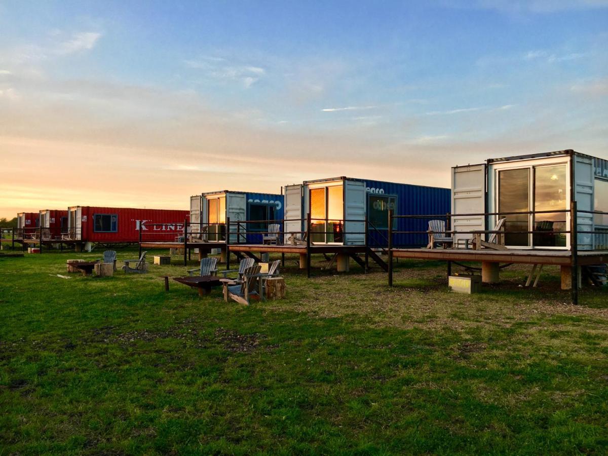Flophouze Shipping Container Hotel Round Top Экстерьер фото