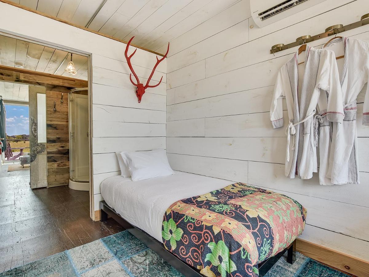 Flophouze Shipping Container Hotel Round Top Экстерьер фото