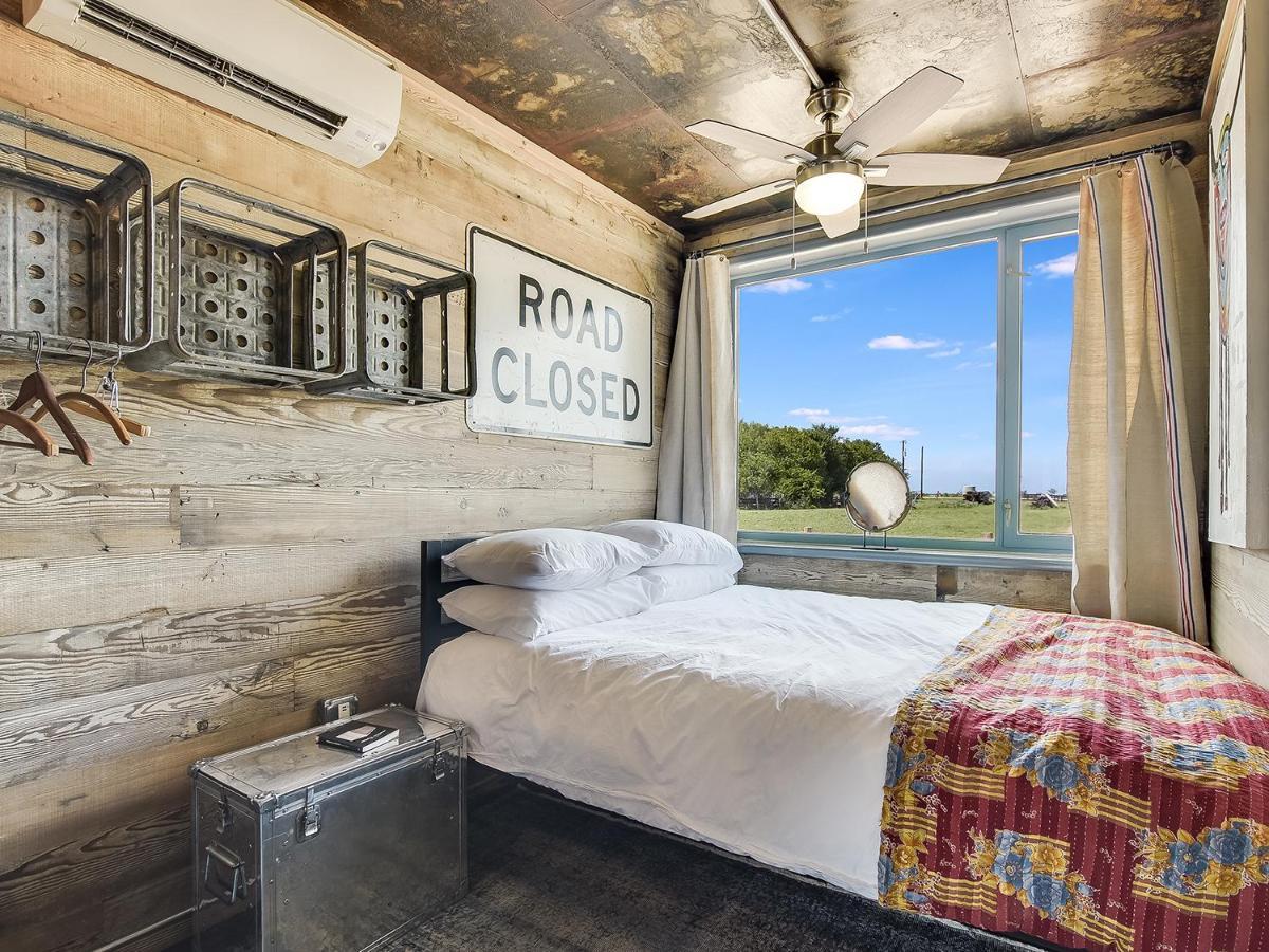 Flophouze Shipping Container Hotel Round Top Экстерьер фото