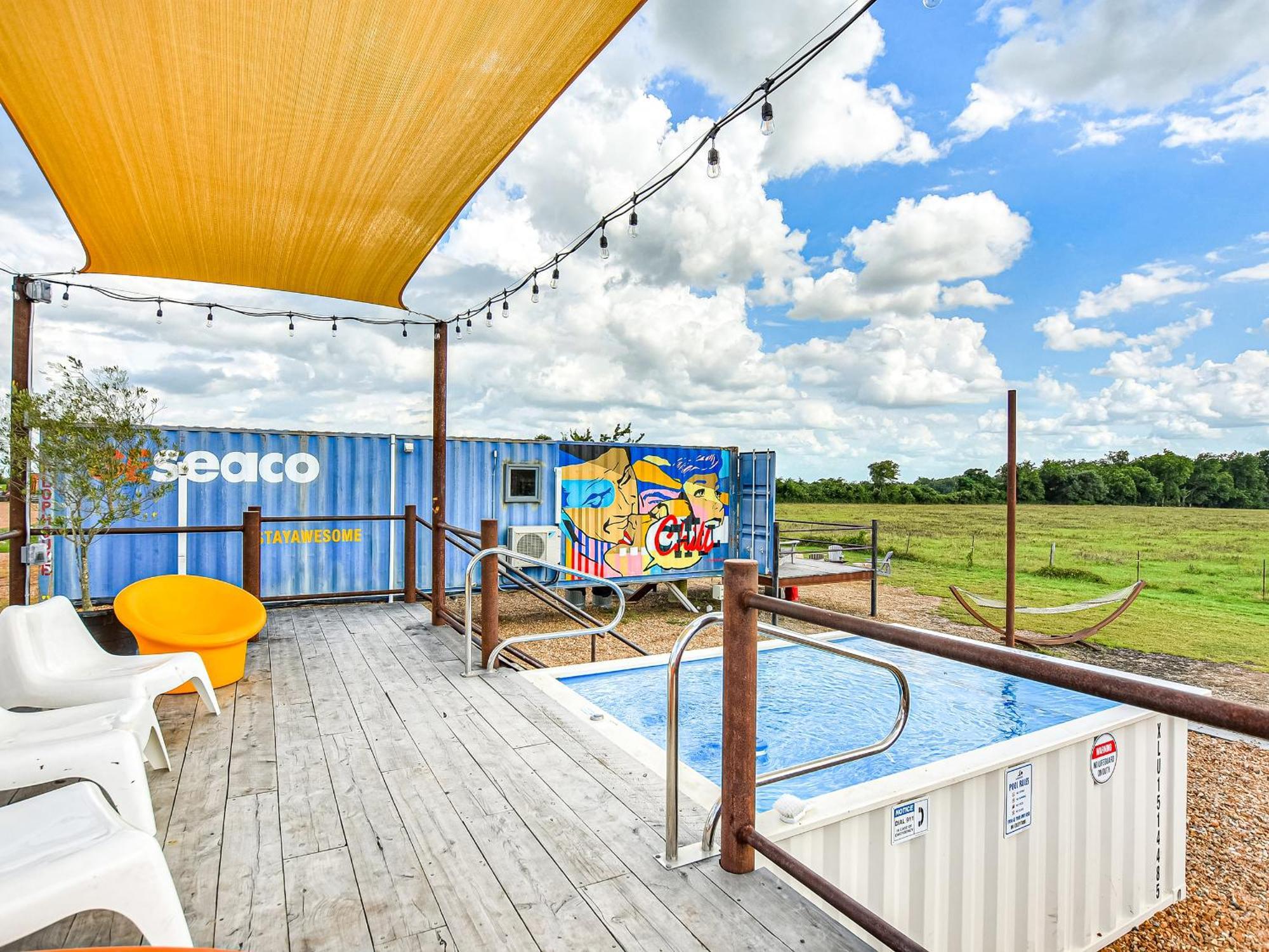 Flophouze Shipping Container Hotel Round Top Экстерьер фото