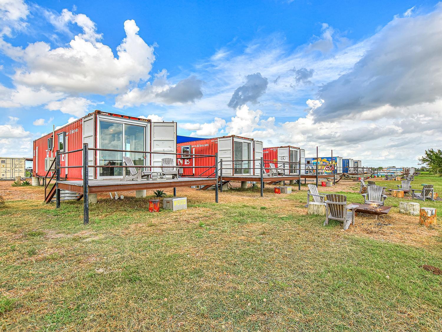 Flophouze Shipping Container Hotel Round Top Экстерьер фото