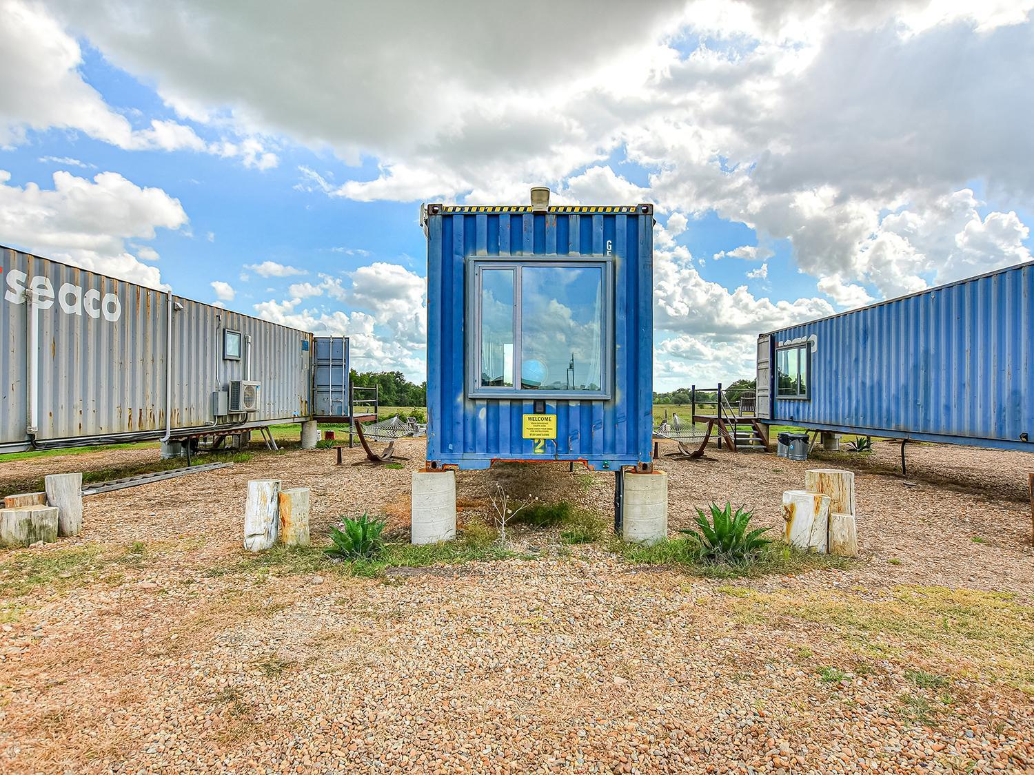 Flophouze Shipping Container Hotel Round Top Экстерьер фото