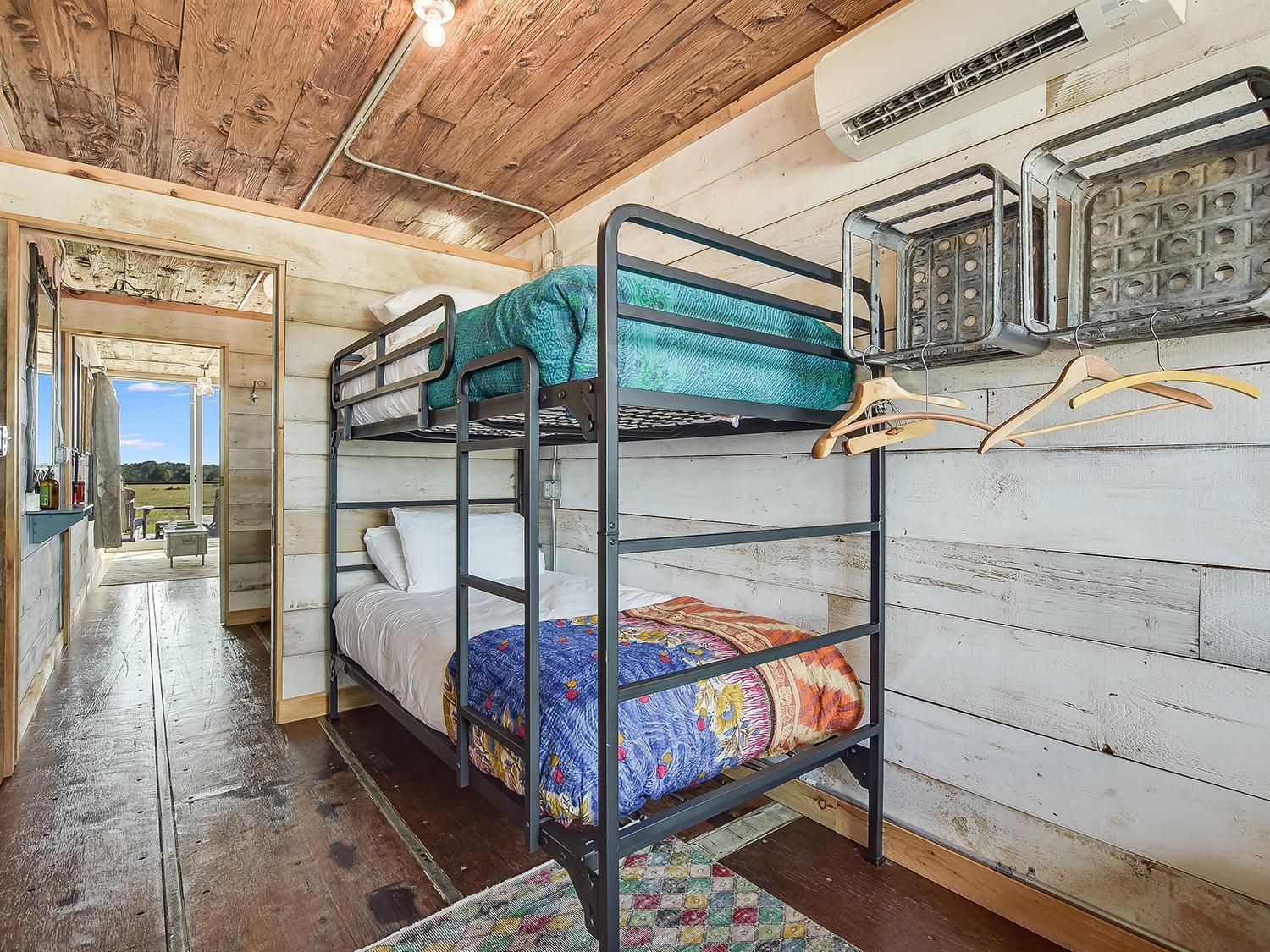 Flophouze Shipping Container Hotel Round Top Экстерьер фото
