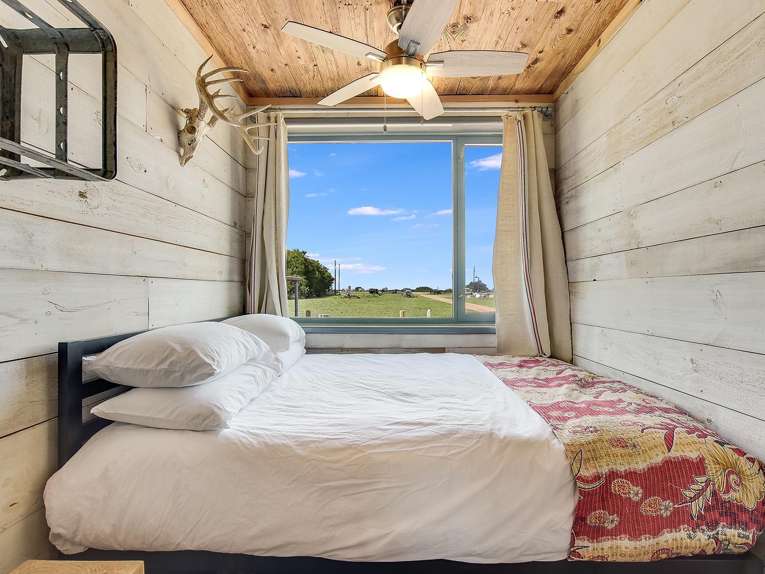 Flophouze Shipping Container Hotel Round Top Номер фото