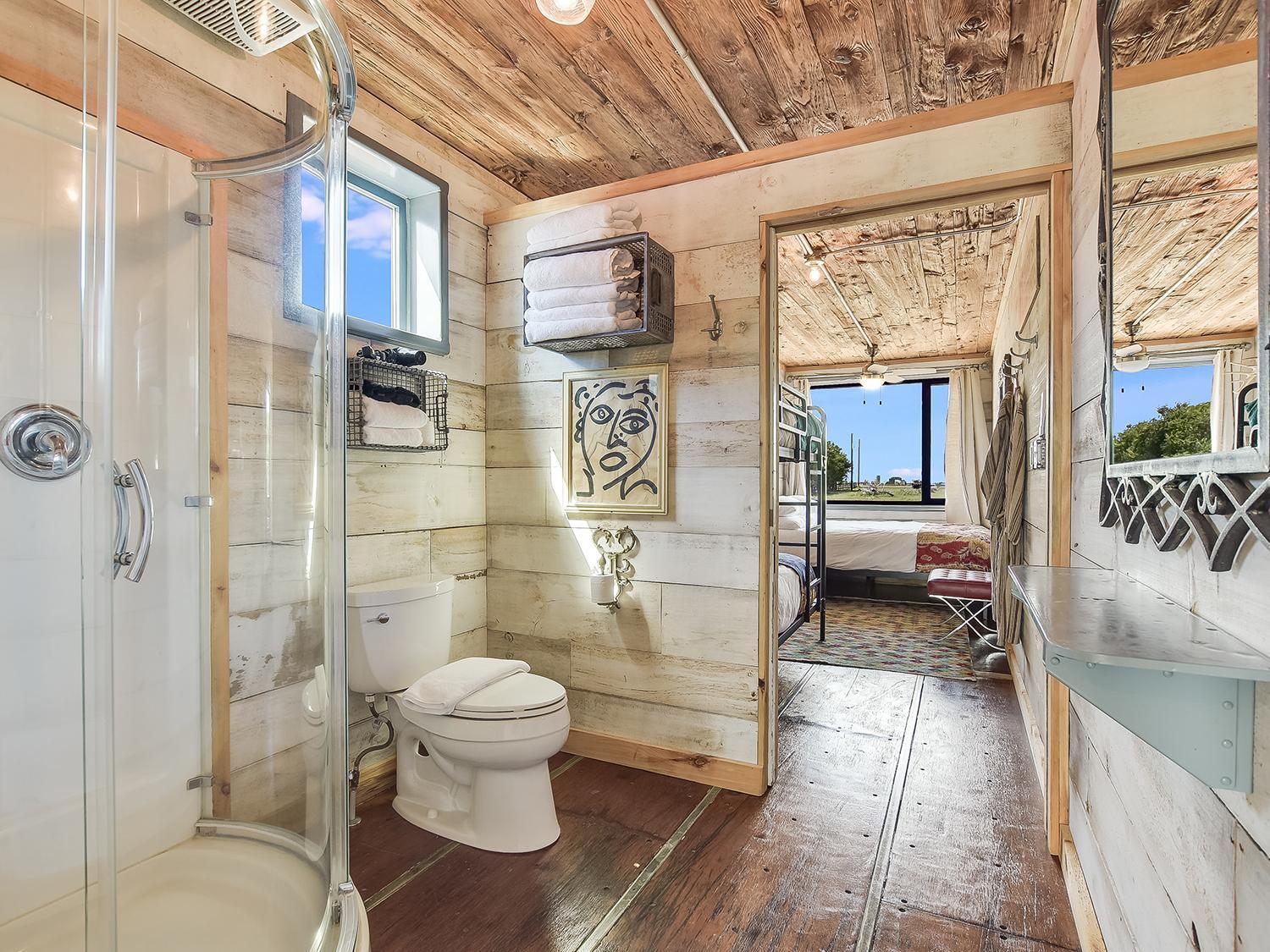 Flophouze Shipping Container Hotel Round Top Номер фото